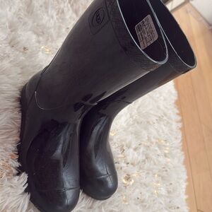 Ranna Rain Boot - built to keep water out and little feet warm and dry.